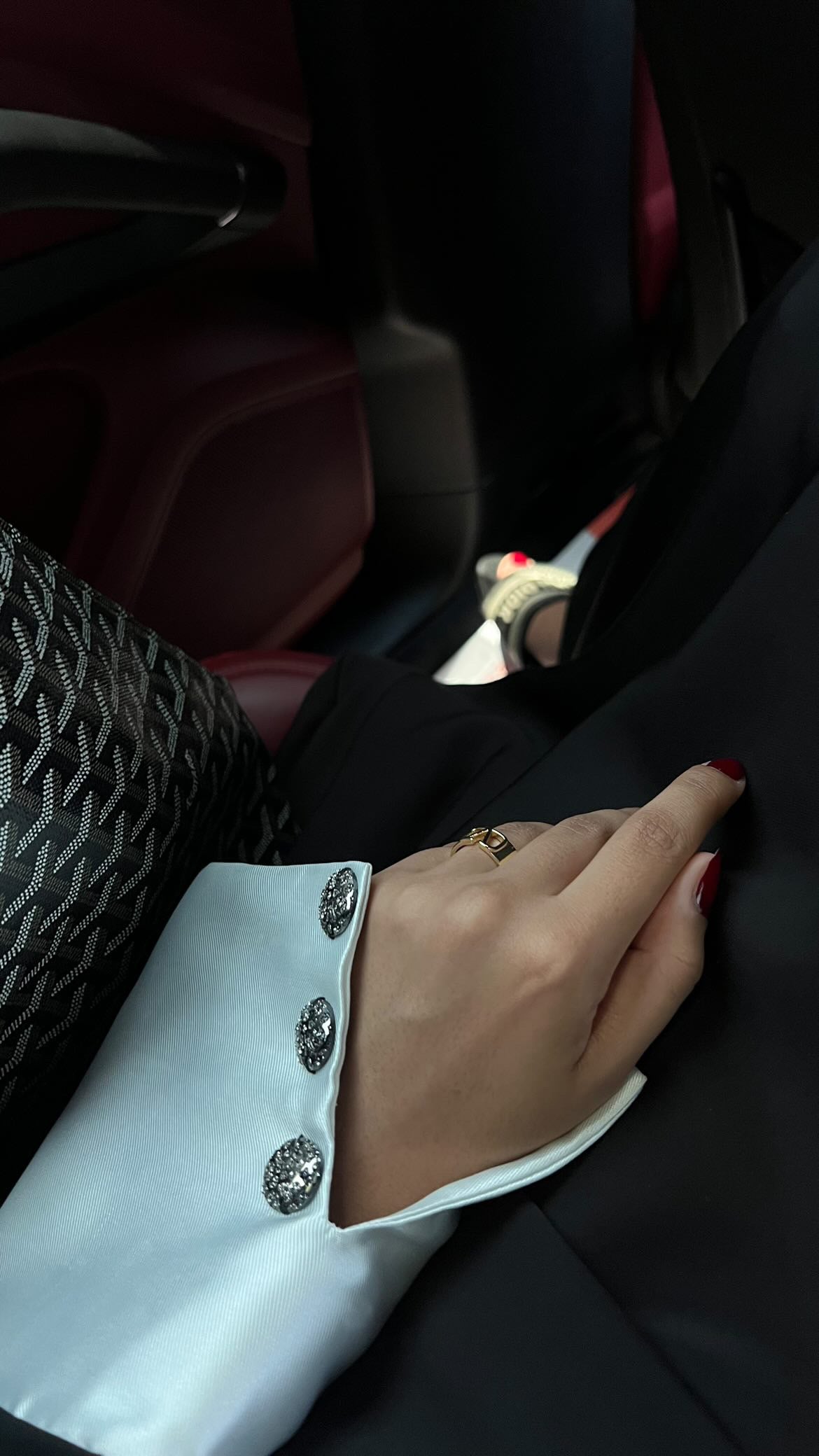 Black & white abaya