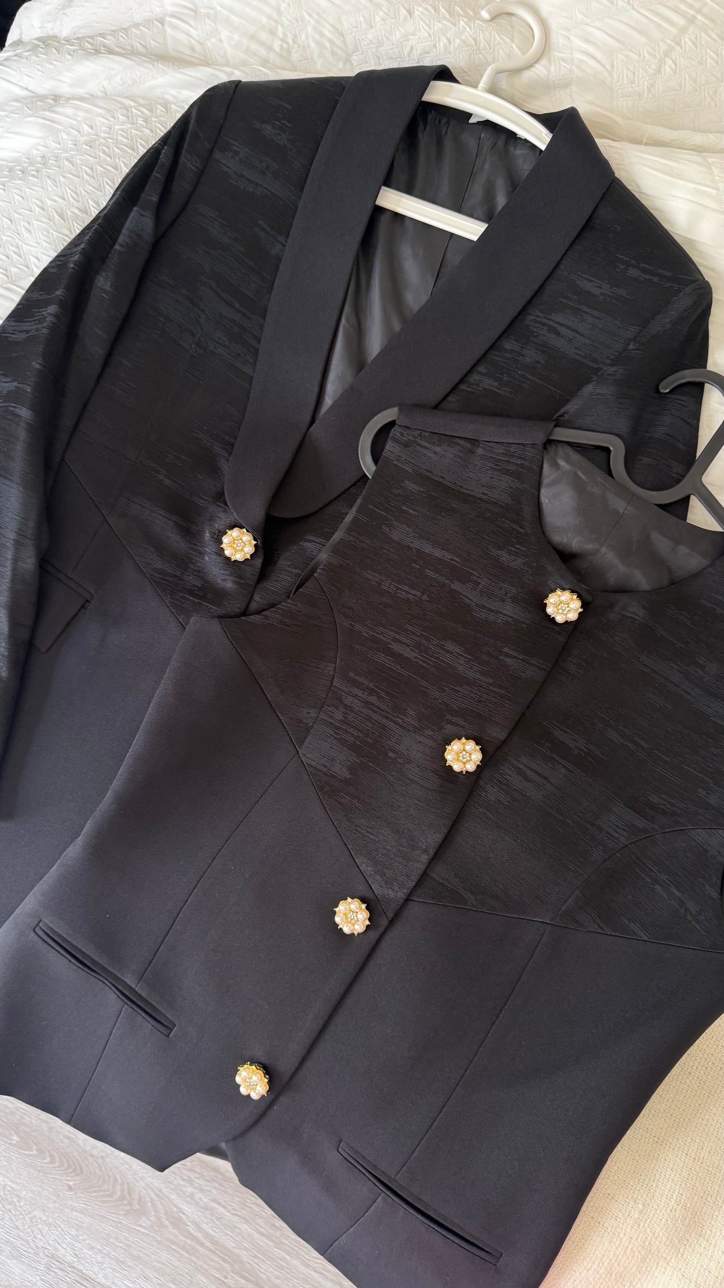 Cream sheen set in black ( fawri )