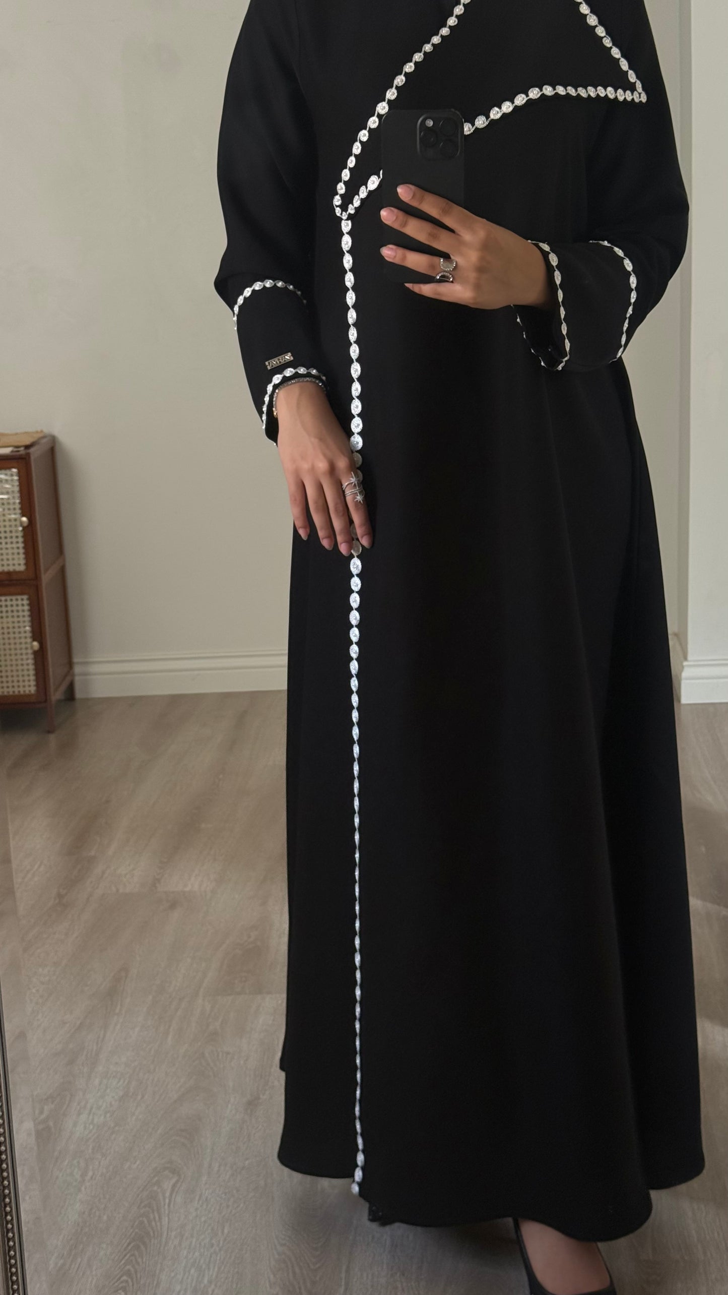 Noir Ornaments – Line abaya