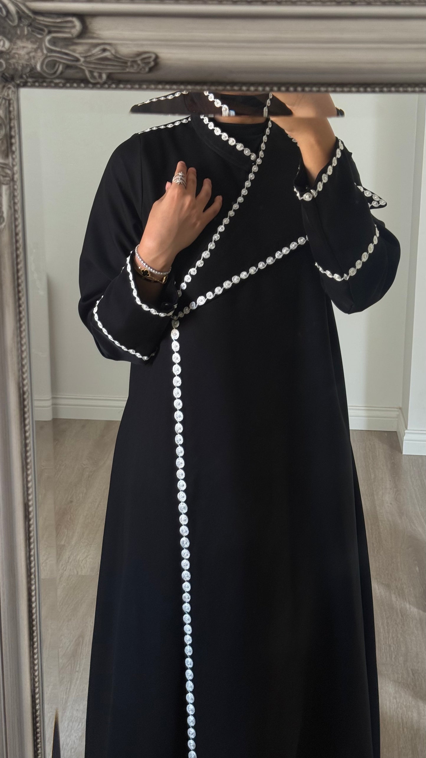 Noir Ornaments – Line abaya