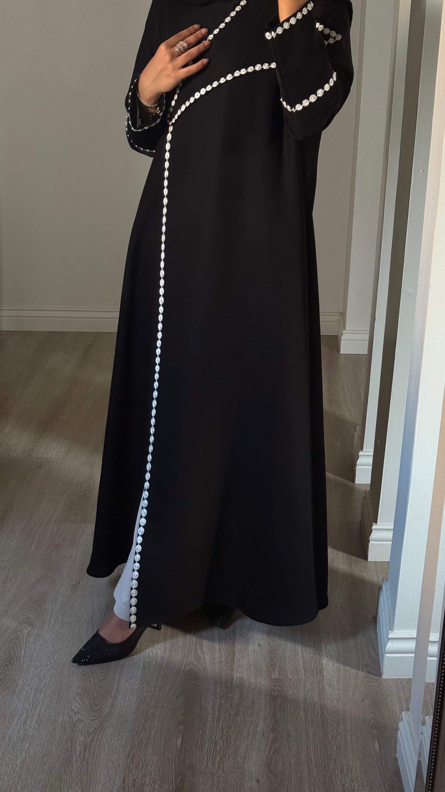 Noir Ornaments – Line abaya