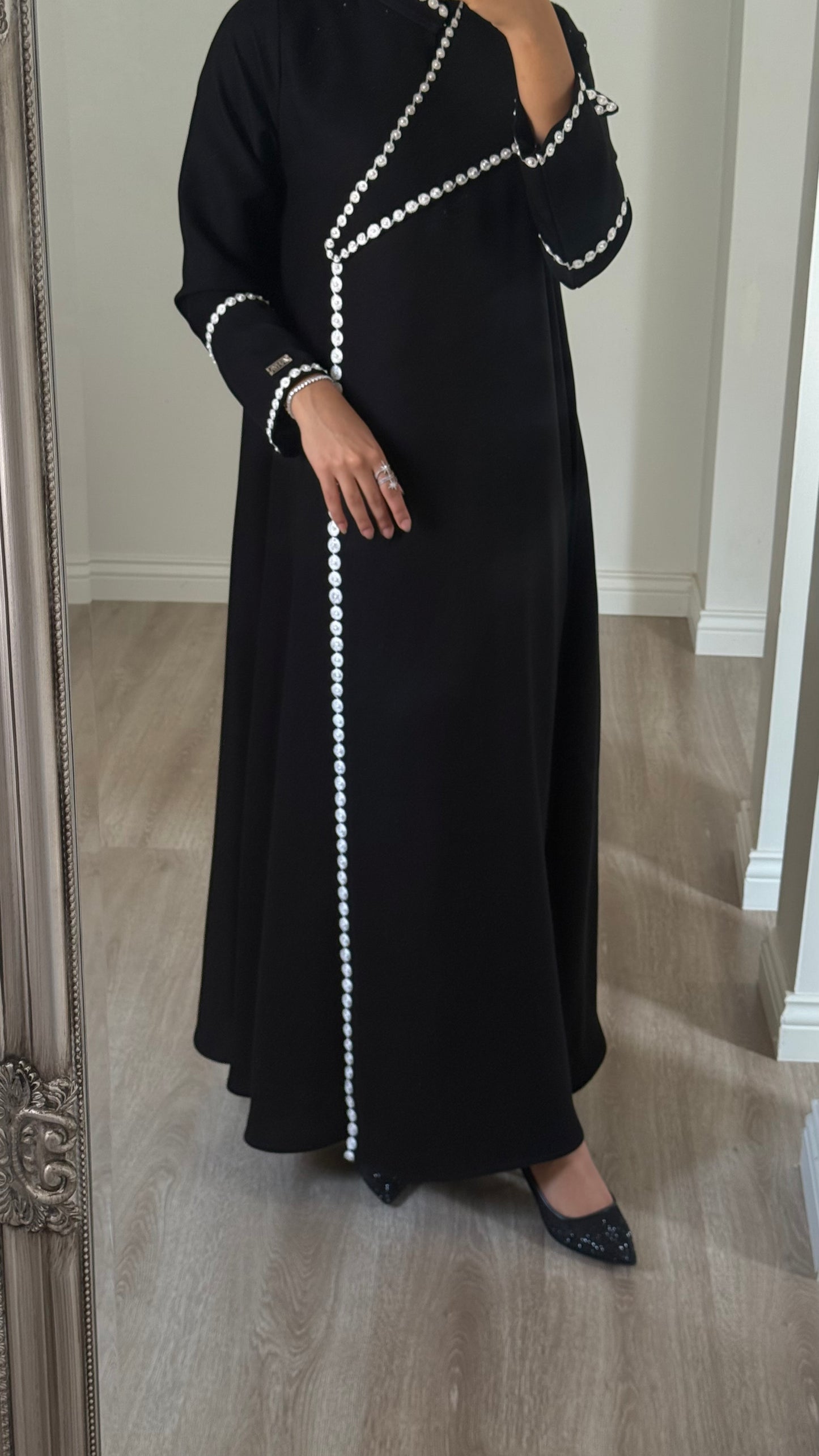 Noir Ornaments – Line abaya