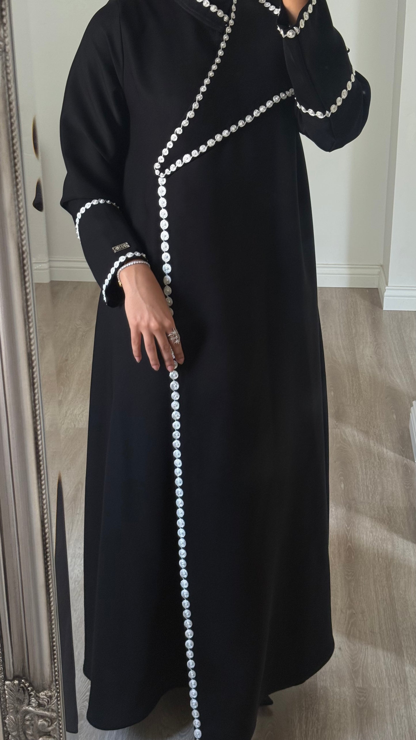 Noir Ornaments – Line abaya