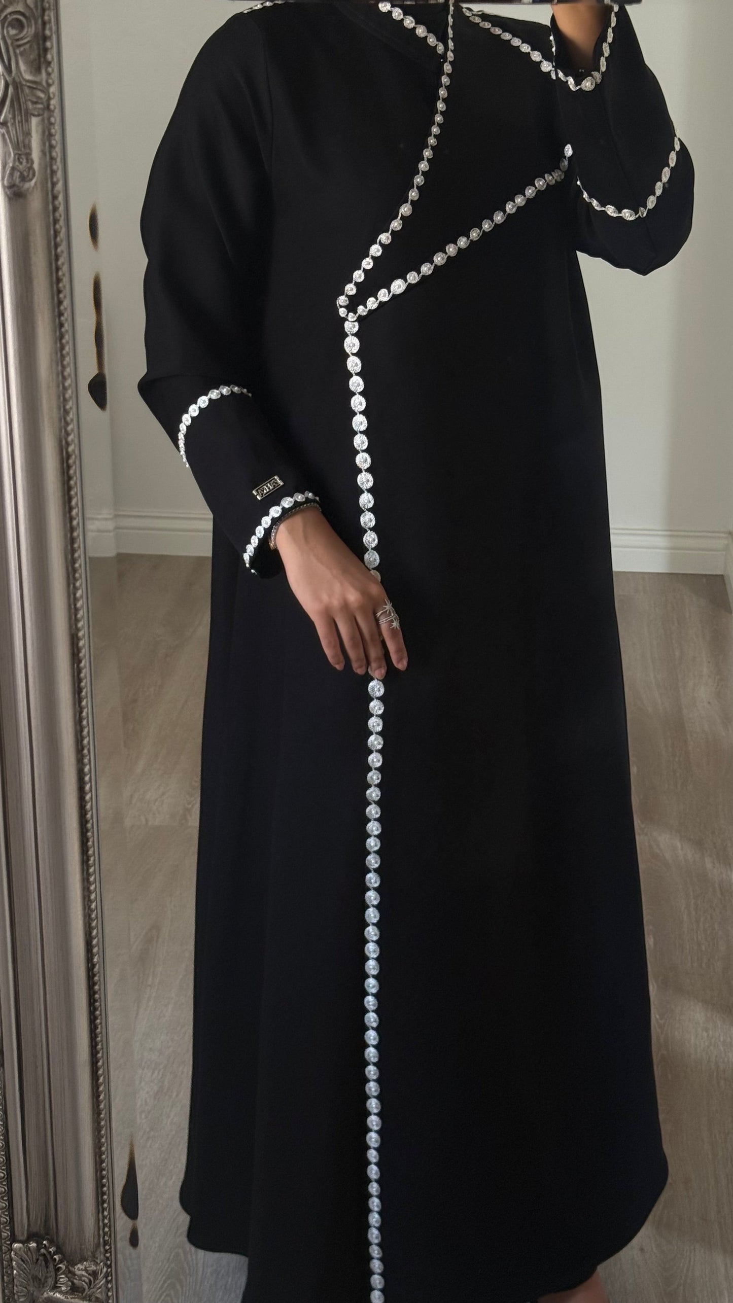 Noir Ornaments – Line abaya